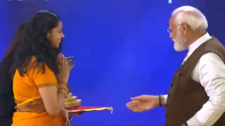 Women touches PM Modi feet what he reacts National Creators Award 2024 Viral Video Viral Video : காலில் விழுந்த இளம்பெண்.. ஷாக் கொடுத்த பிரதமர் மோடி.. தேசிய படைப்பாளர் விருது விழாவில் நெகிழ்ச்சி!