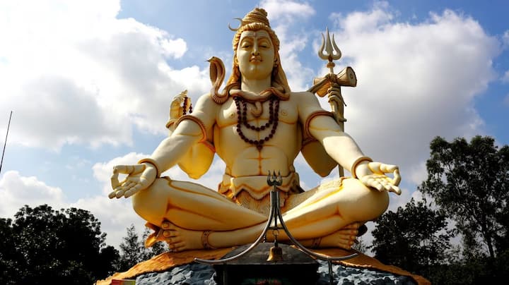 Mahashivratri 2024: મહાશિવરાત્રીનો તહેવાર 8 માર્ચે ઉજવવામાં આવશે. આ દિવસે ભોલેનાથના આ મંત્રોનો જાપ કરવાથી તમારા દરેક કામ સિદ્ધ થઈ શકે છે અને તમને ભગવાન શિવની કૃપા પણ પ્રાપ્ત થશે.