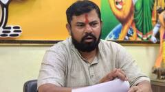 'पुलिस ने कुछ गलत नहीं किया', दिल्ली में नमाज पढ़ रहे लोगों को लात मारने वाले पुलिसकर्मी के समर्थन में उतरे बीजेपी नेता टी राजा सिंह