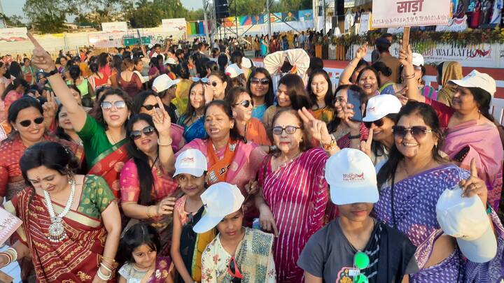 Indore Saree Walkathon News: सीएम डॉ. मोहन यादव की उपस्थिति में गुरुवार (7 मार्च) को इंदौर में वन भारत अभियान के तहत 'आत्मनिर्भर नारी, गर्व से पहने साड़ी' के ध्येय को लेकर साड़ी वॉकथॉन का आयोजन हुआ.