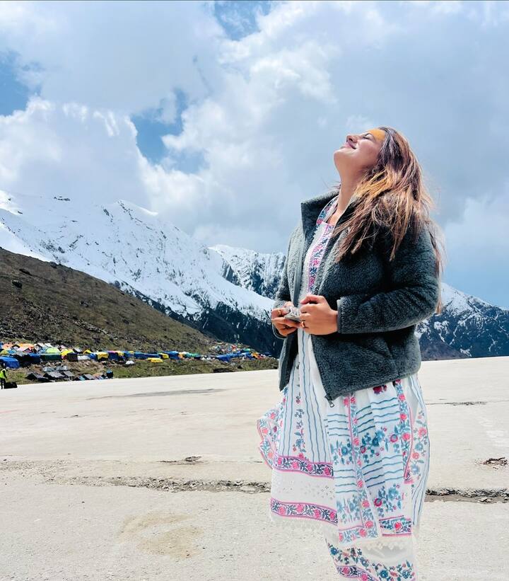 अक्षरा सिंह - एक्ट्रेस अक्षरा सिंह ने अपनी ये तस्वीर महाशिवरात्रि के मौके पर शेयर की है. जिसे शेयर करते हुए उन्होंने लिखा, आज शिव और शक्ति दोनों का दिवस है..शिव रात्रि भी है और इंटरनेशनल वोमेंस डे भी है,पार्वती मैया और बाबा भोलेनाथ सबका भला करें