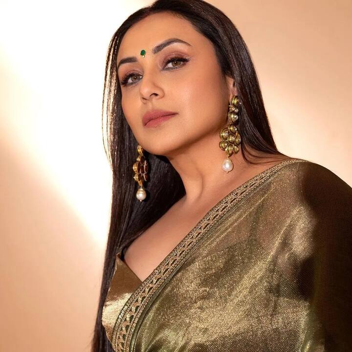 दरअसल हम बात कर रहे हैं. बॉलीवुड की क्वीन यानि खूबसूरत एक्ट्रेस रानी मुखर्जी की. जिन्होंने 90s में बड़े पर्दे पर ऐसी एंट्री ली कि हर कोई उनपर दिल हार बैठा.  आज भी दर्शक रानी की बेहतरीन एक्टिंग और लुक्स के दीवाने हैं.