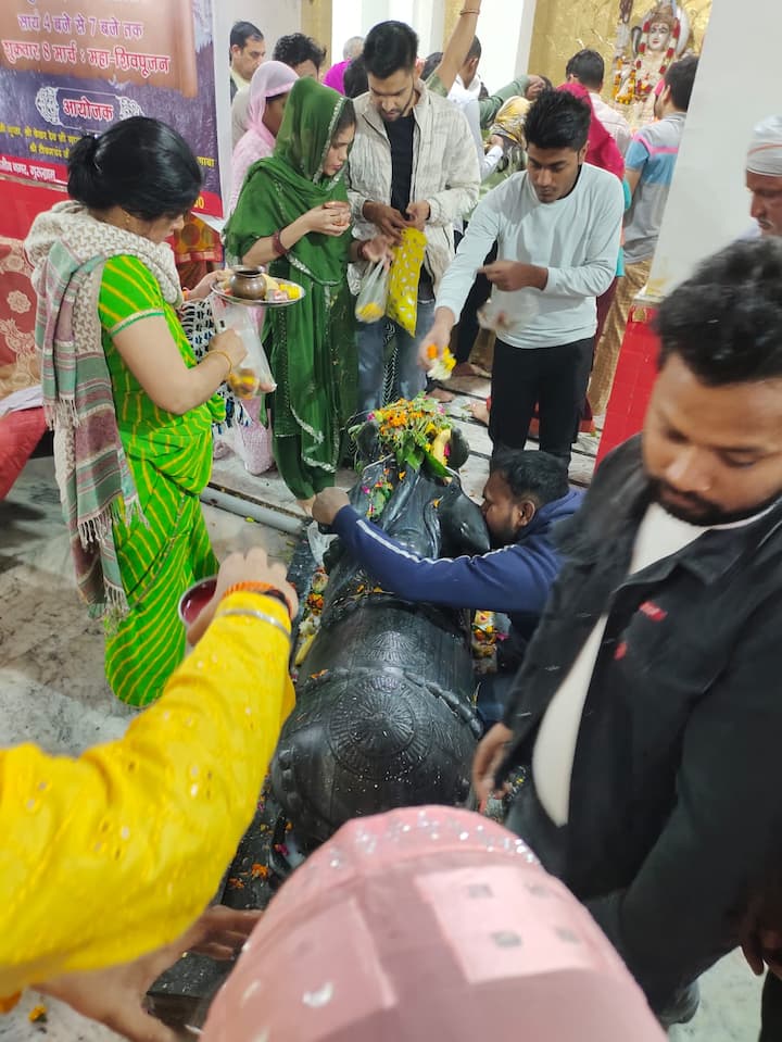 गुफा वाले शिव मंदिर के पुजारी ने यह भी बताया कि पूजा करने के बाद श्रद्धालुओं को जाते समय फल का प्रसाद भी दिया जाता है.
