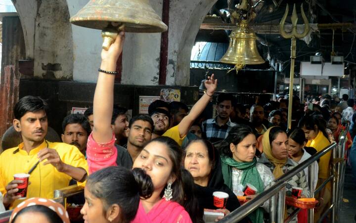 भगवान शंकराची कृपा लाभावी यासाठी शिवभक्त या दिवशी शंकराची आणि शंकराच्या पिंडीची मनोभावे पूजा करून उपवास ठेवतात.( Image Credit- PTI )