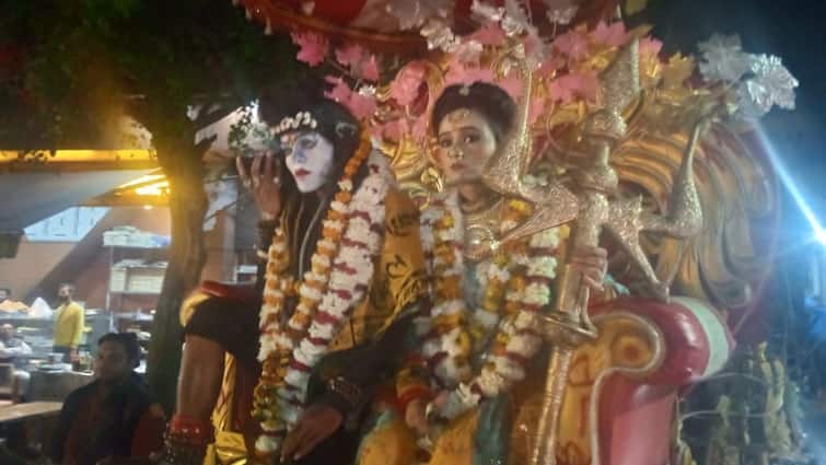 Mahashivratri 2024 tableau taken out in Shobha yatra became center of attraction in Agra ANN Mahashivratri 2024: आगरा में महाशिवरात्रि पर हर-हर महादेव की गूंज, शिव और माता पार्वती की झांकी ने सबका मन मोहा