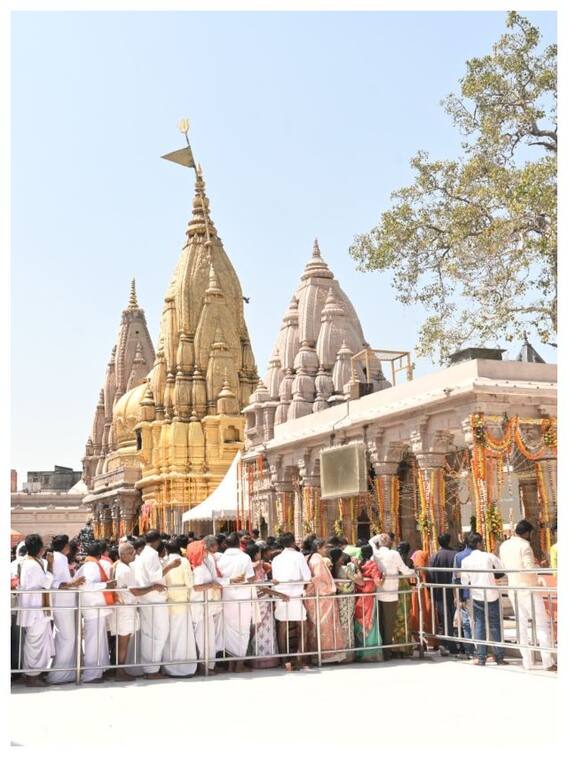 काशी विश्वनाथ मंदिर में दर्शन के लिए उमड़े लाखों श्रद्धालु