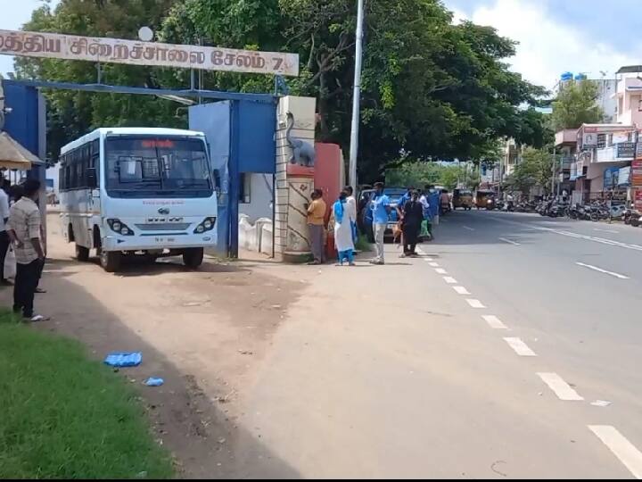 Salem Central Jail inmate assaulted guard after knocking on transgenders entering cell - TNN Crime: சேலம் மத்திய சிறையில் திருநங்கைகள் அறைக்குள் சென்றதை தட்டி கேட்டதால் காவலரை தாக்கிய கைதி
