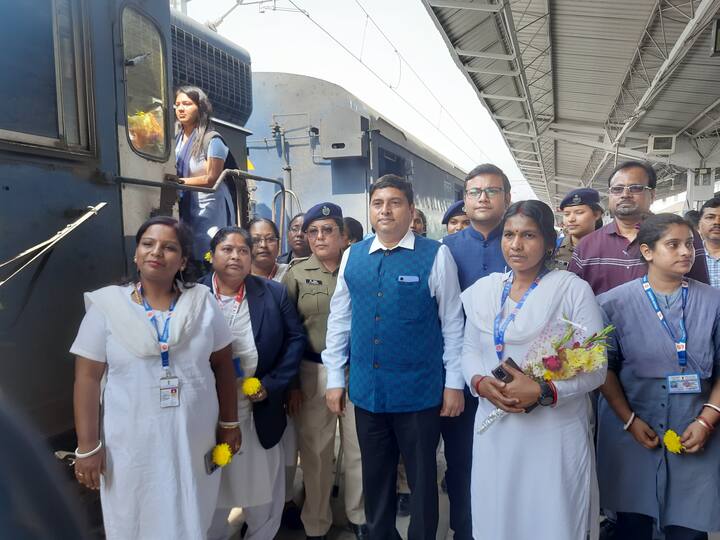 পাশাপাশি এদিন আলিপুরদুয়ার জংশন স্টেশন থেকে বামনহাটগামী প্যাসেঞ্জার ট্রেনটিও পরিচালিত হয় মহিলা রেলকর্মী দ্বারাই। এই ট্রেনের নিরাপত্তার দায়িত্বে রয়েছেন তিন আরপিএফ মহিলা কনস্টেবল। ট্রেনের ট্রেন ম্যানেজার বা গার্ড হিসেবে কর্তব্যে রয়েছেন লিপি কর। অসংখ্য যাত্রীদের গন্তব্যস্থলে সুরক্ষিত ভাবে পৌঁছে দিতে ট্রেনের লোকো পাইলটের দায়িত্ব পালন করছেন ঐন্দ্রিলা রক্ষিত।