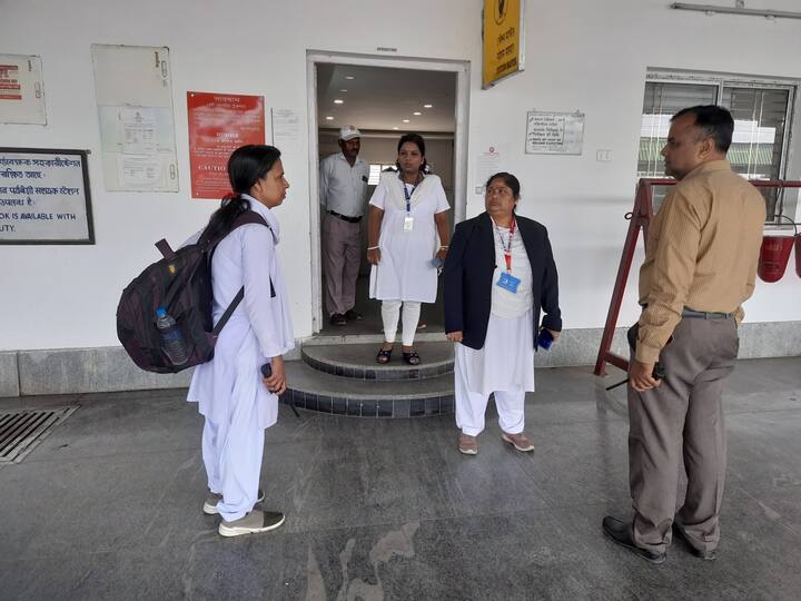 জানা যায়, আজ আলিপুরদুয়ার জংশন স্টেশন চত্ত্বর নিরাপত্তার দায়িত্বে রয়েছেন আরপিএফ-এর মহিলা হেড কনস্টেবল প্রমিলা প্রধানের নেতৃত্বে মহিলা কনস্টেবলের দল। স্টেশন সুপারেনটেনডেন্ট হিসেবে দায়িত্বে রয়েছেন রিঙ্কু গুহ।