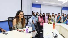 Aparna Das Photos : ஜியோ பெண் பணியாளர்களுடன் மகளிர் தினத்தை கொண்டாடிய அபர்ணா தாஸ்!