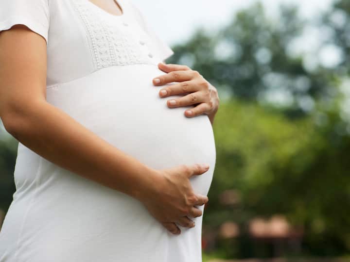During pregnancy, it is essential to prioritize your health for both your own sake as well as your baby’s. To reduce the risk of gestational diabetes, focus on maintaining a healthy weight through regular physical activity tailored to your comfort level. Incorporate gentle exercises like walking or prenatal yoga into your routine. (Image source: getty images)