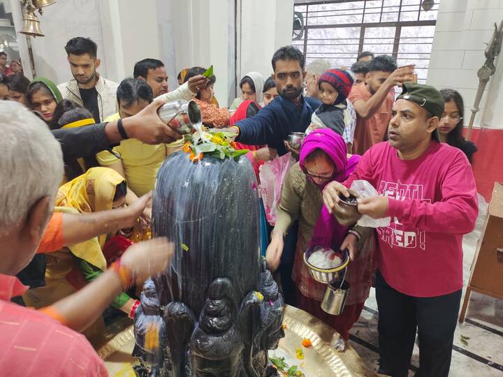 महाशिवरात्रि के दिन भोलेनाथ की अराधना करते हुए अधिकतर लोग व्रत रखते हैं. महाशिवरात्रि पर व्रत रखने वाले श्रद्धालु पूरे दिन भूखे रहते हैं. कुछ लोग दिन में सिर्फ फल का सेवन करते हैं.