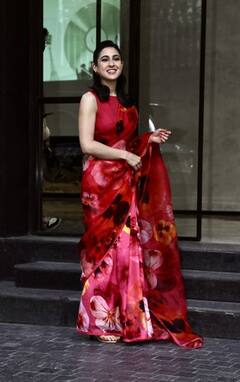 Sara Ali Khan Pics: 'ऐ वतन मेरे वतन' के प्रमोशन में जुटीं सारा अली खान...रेड फ्लोरल साड़ी में बिखेरा हुस्न का जलवा, देखें तस्वीरें