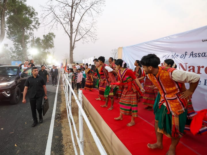 The PM's journey continued with a 15-km drive from the Panbari helipad to the Police Guest House near Central Kohora Range in Kaziranga National Park. Along the way, people lined up to catch a glimpse of Modi, who waved to them from the footrest of his vehicle. (Photo:X/@NarendraModi)