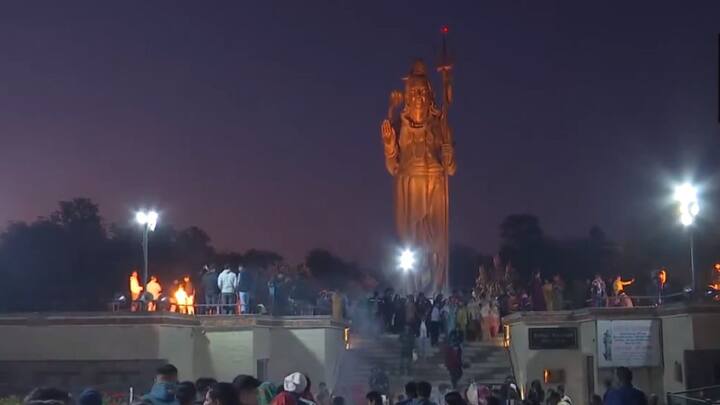 देशभर में शुक्रवार (8 मार्च) को महाशिवरात्रि का त्योहार मनाया जा रहा है. शिवरात्रि के त्योहार को लेकर देशभर में धूम है. दिल्ली के महिपालपुर में महाशिवरात्रि के मौके पर लोग मंदिरों में पहुंचे. तस्वीर में देखा जा सकता है कि लोग सुबह-सुबह ही मंदिर में दर्शन के लिए पहुंच गए.