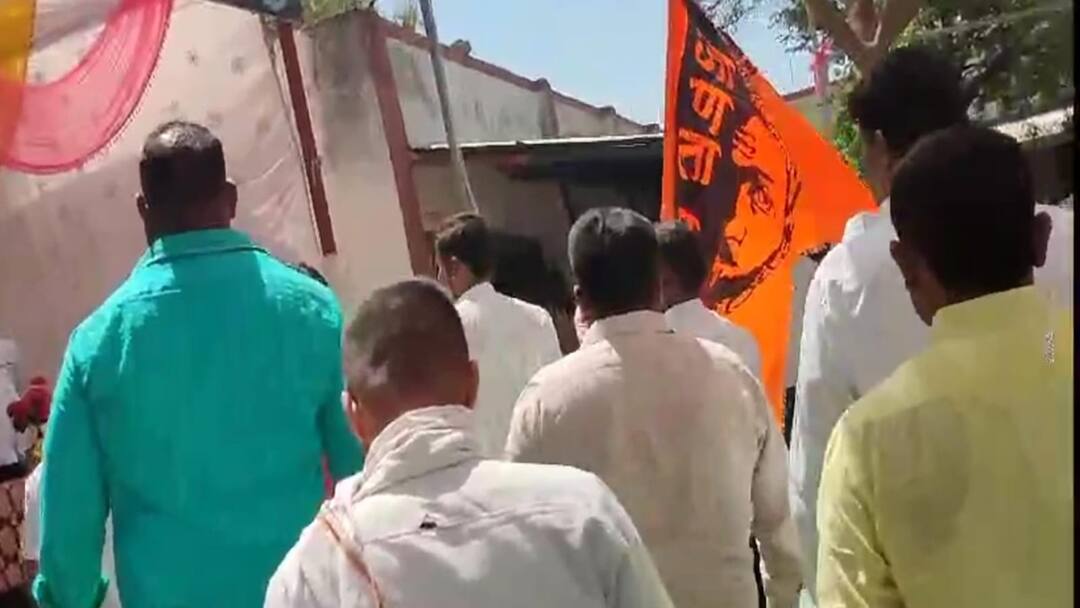 मोठी बातमी! मराठ आंदोलकांनी बीडमध्ये भाजप नेत्याचा कार्यक्रम बंद पाडला, जोरदार घोषणाबाजी Maratha Protesters shut down BJP leader Bhimrao Dhonde program in Beed Maratha Reservation Manoj Jarange marathi news मोठी बातमी! मराठ आंदोलकांनी बीडमध्ये भाजप नेत्याचा कार्यक्रम बंद पाडला, जोरदार घोषणाबाजी