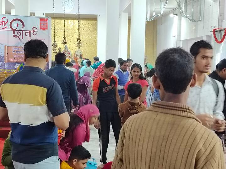 दिल्ली से सटे साइबर सिटी गुरुग्राम के शीतला माता रोड स्थित प्रसिद्ध गुफा वाले शिव मंदिर में महाशिवरात्रि के अवसर पर भारी संख्या में श्रद्धालु शिवलिंग पर जलाभिषेक करने पहुंचे.