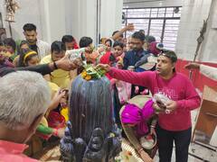 Maha Shivratri: गुरुग्राम के गुफा वाले शिव मंदिर में श्रद्धालुओं का तांता- दूध, धतूरा और भांग के साथ शिवलिंग पर जलाभिषेक