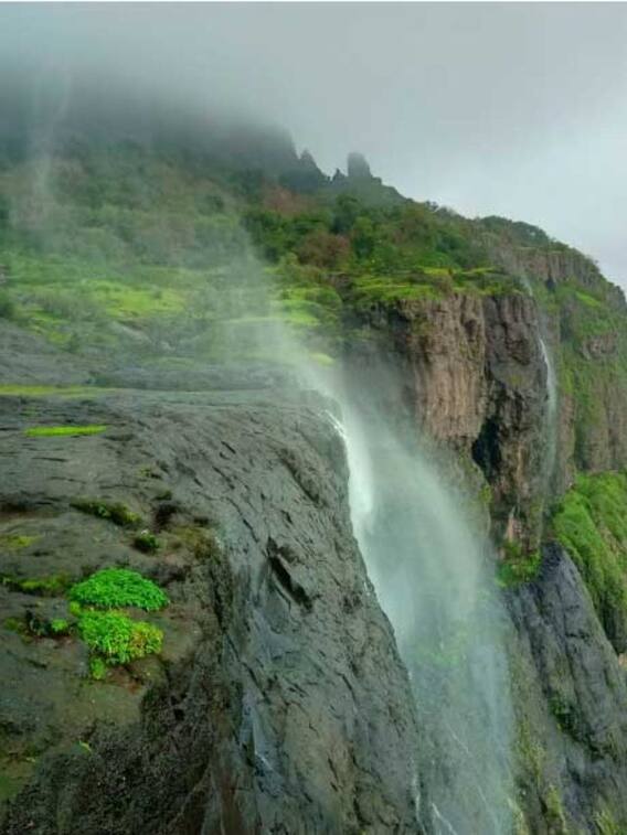 नीचे से ऊपर की ओर बहता है महाराष्ट्र का ये Waterfall