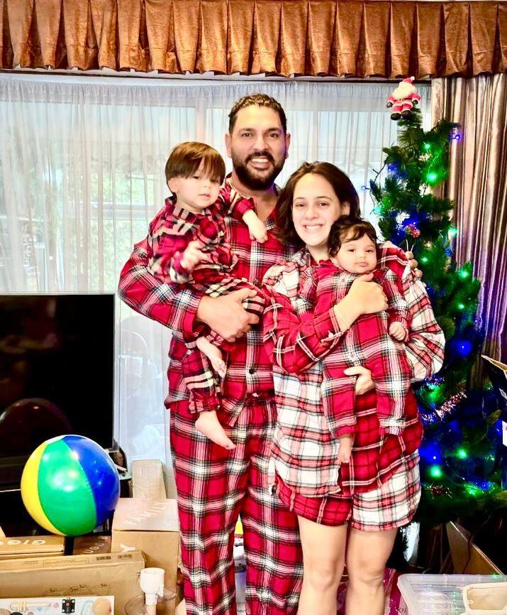 रिटायरमेंट के बाद युवराज अक्सर फैमली के संग टाइम स्पेंड करते हुए नजर आते है. सोशल मीडिया पर क्रिकेटर फैमिली से जुड़ी लेटेस्ट तस्वीरें फैंस से शेयर करते है.