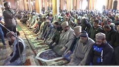 मीरवाइज उमर फारूक ने जामिया मस्जिद में अदा की जुमे की नमाज, पांच महीने बाद मिली मंजूरी