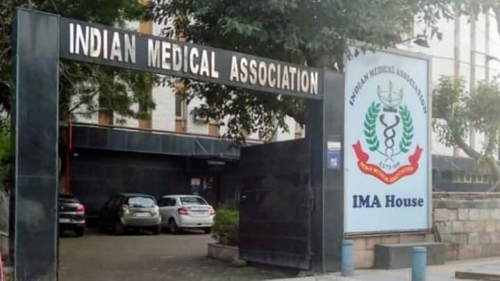बता दें कि ₹100 से महंगी सभी दवाइयां पर क्यूआर कोड लगाना अनिवार्य होता है. अगर कंपनी ऐसा नहीं करती तो फिर उस पर जुर्माना हो सकता है.