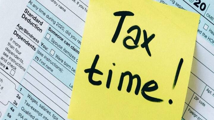 इसके बाद आपसे पूछा जाएगा आप किस मोड़ के जरिए आईटीआर फाइल करना चाहते हैं ऑनलाइन या ऑफलाइन. इसके बाद आप दिए गए Individual, Hindu Undivided Family (HUF), Others ऑप्शंस में से इंडिविजुअल पर क्लिक करें .