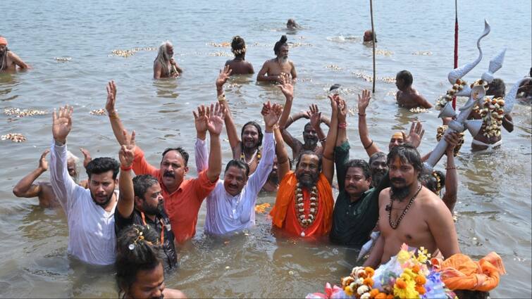 Crowd of devotees gathered to take a dip in Sangam on Mahashivratri, donating lamp after bathing has special significance Mahashivratri 2024: महाशिवरात्रि पर संगम में डुबकी लगाने के लिए उमड़ी भक्तों की भीड़, स्नान के बाद दीपदान का है खास महत्व