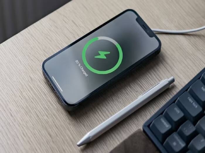 Low Power Mode: જ્યારે તમે લૉ પાવર મોડ પર સ્વિચ કરો છો, ત્યારે તમારા iPhoneની કેટલાક ફિચર્સ ડિએક્ટિવેટ થઈ જાય છે. ઉદાહરણ તરીકે, જો તમે તમારા iPhone પર લૉગ પાવર મોડ ચાલુ રાખો છો, તો પછી ઓટોમેટિક ડાઉનલોડ, iCloud બેકઅપ અને ઇમેઇલ્સ આવતા નથી. આ Settingsને ચાલુ કરવા માટે સેટિંગ્સ, Battery પર જાઓ અને Low Power Mode ચાલુ કરો.