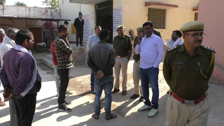 Rajasthan Bharatpur child death In Hospital Family members registered case ANN Bharatpur: अस्पताल में ऑपरेशन के दौरान ढाई साल के मासूम की मौत, परिजन बोले- 'डॉक्टर के इंजेक्शन के बाद...'
