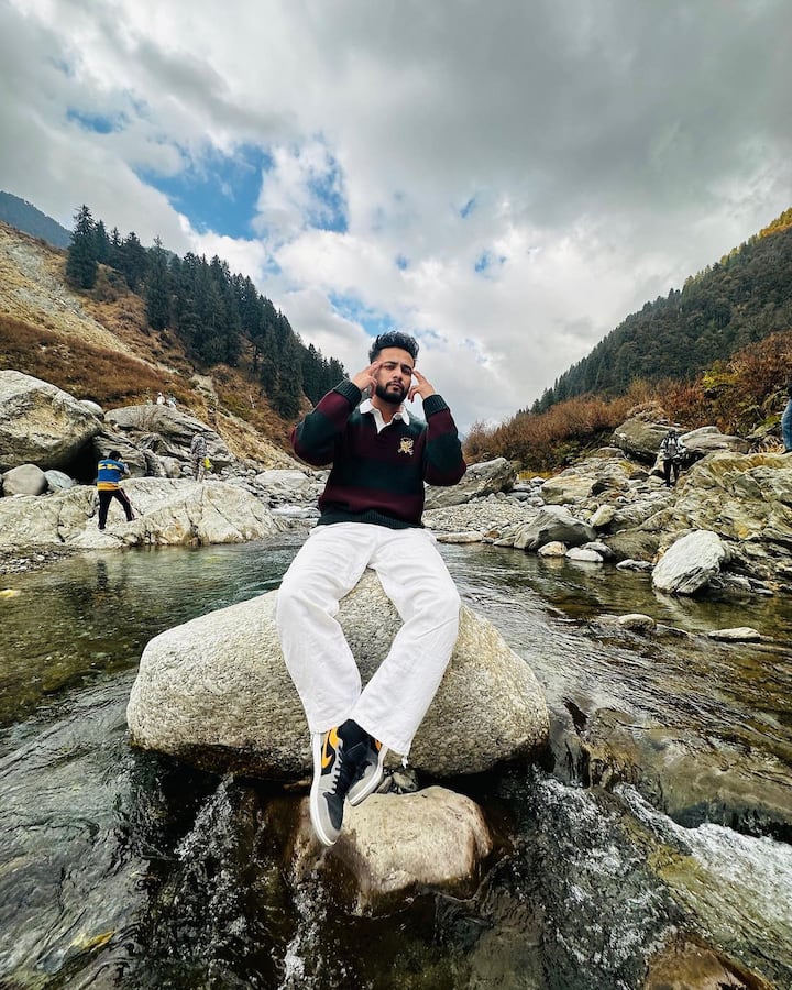 रिपोर्ट्स के मानें तो एल्विश ने सीनियर सेकेंडरी एग्जाम यूट्यूबर ने 94 प्रसेंट लाए थे, जो की काफी शानदार थे.