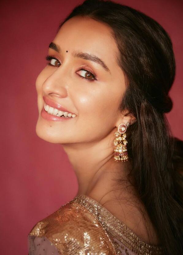 श्रद्धा कपूर को हर कोई पसंद करता है. एक्ट्रेस अपने इंस्टाग्राम पर काफी मजेदार पोस्ट करती रहती हैं. उनके फॉलोअर्स में 88 मिलियन लोग शामिल हैं.