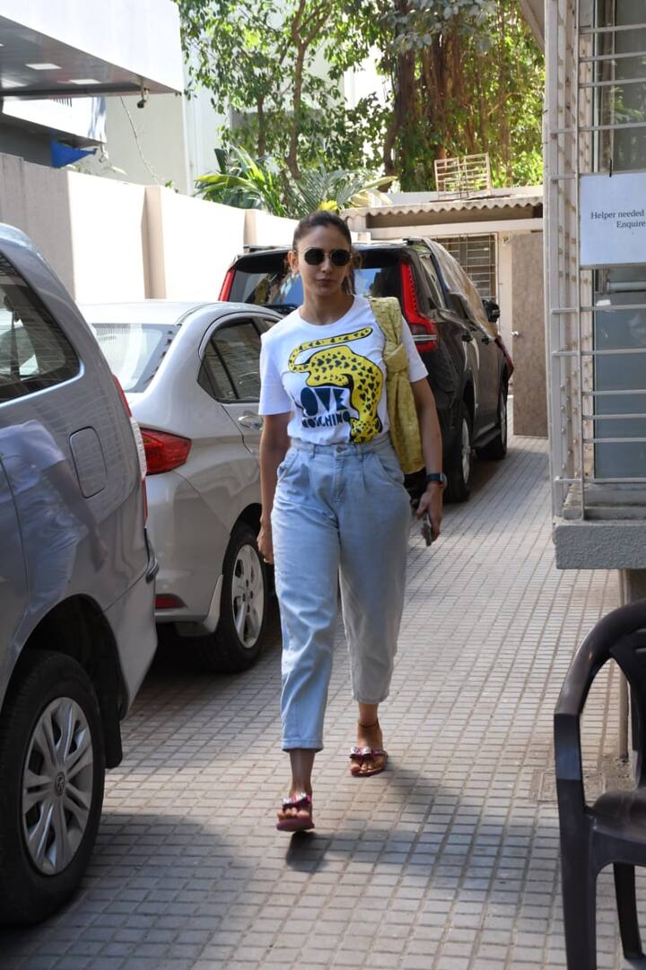 रकुल प्रीत सिंह शादी के कुछ दिनों बाद ही एकदम पहले वाले अंदाज में आ गई हैं. न्यूली वेड एक्ट्रेस को आज काफी सिंपल लुक में देखा गया.