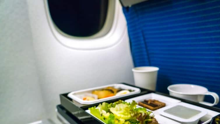 Avoid eating food in long journey of flight know this interesting reason आखिर फ्लाइट अटेंडेंट ने क्यों कहा फ्लाइट में नहीं खाना चाहिए फूड, जानें ये रोचक वजह