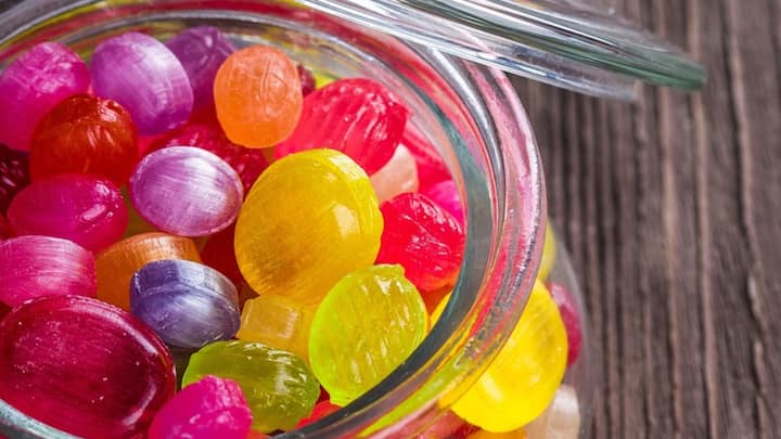 লজেন্স বা মিষ্টি স্বাদের ক্যান্ডির আবিষ্কারকও ভারত। আখের রসকে জমাটি করে লজেন্সের সূচনা গুপ্ত যুগে। পরে বৌদ্ধ সন্ন্যাসীদের হাত ধরে লজেন্স পৌঁছয় চিনে। প্রাচীন চিনা নথিতেও এর উল্লেখ পাওয়া যায়। ভারতে গিয়ে লজেন্স তৈরির পদ্ধতি শেখার কথা লেখা রয়েছে। ছবি: পিক্সাবে।