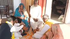 माता-पिता के पैरों पर फूल चढ़ाते दिखे ओम प्रकाश राजभर, देखें Video