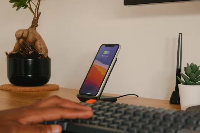 આ માટે તમારે સેટિંગ્સમાં જવું પડશે, અને પછી Accessibility પર જવું પડશે અને અહીંથી Display & Text size પર જાઓ. અહીંથી Auto-Brightness લાઇટને ઓછી કરો. અક્ષમ કરવાથી લાઇટ વધશે નહીં, અને ઓછા પ્રકાશમાં બેટરીનો વપરાશ ઘટશે.