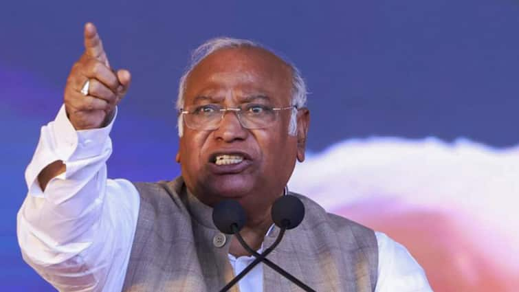 Mallikarjun Kharge Slams Modi Government On Resignation of Election Commissioner Arun Goel Mallikarjun Kharge On Arun Goel: 'लोकतंत्र पर तानाशाही का कब्जा', चुनाव आयुक्त अरुण गोयल के इस्तीफे पर मल्लिकार्जुन खरगे ने मोदी सरकार पर बोला हमला