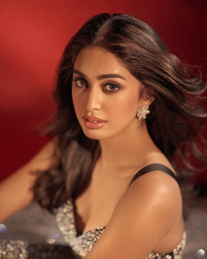 सिनी शेट्टी या सौंदर्य स्पर्धेत भारताचे सादरीकरण करत आहे. याआधीही तिने वेगवेगळ्या प्रसंगी भारताचे सादरीकरण केले होते. (photo:/sinishettyy/ig)