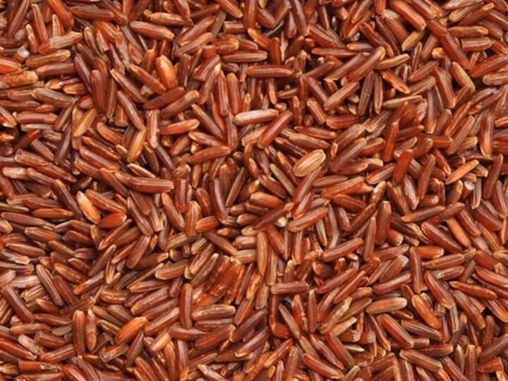 ब्राउन राइस - ब्राउन राइस एक संपूर्ण अनाज है, जो अपनी भूसी और रोगाणु को बरकरार रखता है. इससे फाइबर, विटामिन और खनिजों का एक अच्छा स्रोत बनता है. भूरे चावल में सफेद चावल की तुलना में कम ग्लाइसेमिक इंडेक्स होता है, जिसका अर्थ है कि इससे रक्त शर्करा का स्तर इतनी जल्दी नहीं बढ़ता है.