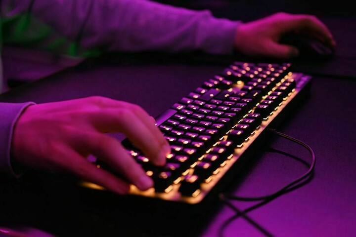 Keyboard Spacebar Knowledge: લેપટોપ હોય કે પીસી, કીબોર્ડ વગર કંઈ પણ ટાઈપ કરી શકાતું નથી. જો કોઈએ કીબોર્ડનો ઉપયોગ ના કર્યો હોય તો પણ તેણે તે જોયું જ હશે. જે લોકો પીસી કે લેપટોપ વગર કામ કરી શકતા નથી તેઓ દિવસના ઘણા કલાકો કીબોર્ડ પર ટાઈપ કરવામાં વિતાવે છે. તો જેમણે કીબોર્ડનો ઉપયોગ કર્યો છે અથવા તો જોયો છે તેઓએ એક વાતનું ધ્યાન રાખ્યું હશે કે તેનો સ્પેસ બાર અન્ય કી કરતા મોટો છે.