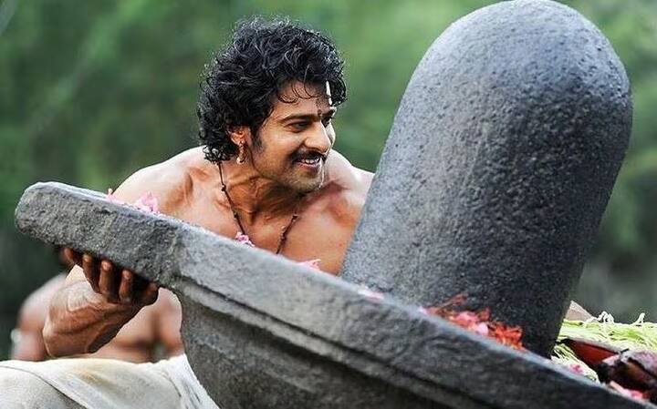 பாகுபலி படத்திற்கு பிறகு பான் இந்தியன் நடிகராக பிரபலமானவர் நடிகர் பிரபாஸ்.