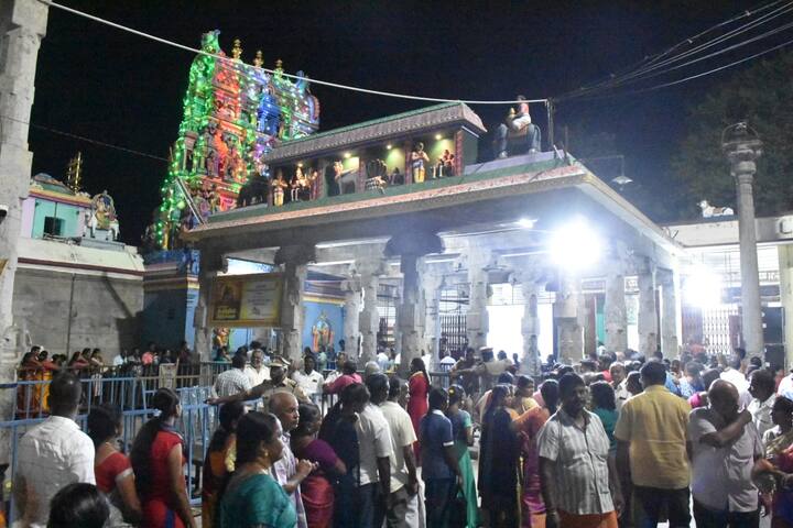 இதன் ஒரு பகுதியாக சேலம் மாநகரில் உள்ள பழமையான திருக்கோவில்களில் ஒன்றான சுகவனேஸ்வரர் கோயிலில், இரவு 8 மணி முதல் 10 மணி வரை முதல்கால பூஜை நடந்தது.