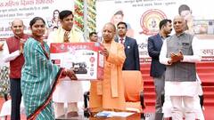 गोरखपुर में सीएम योगी ने महिलाओं को बांटी सिलाई मशीन, कहा- 'नए भारत का नया उत्तर प्रदेश'