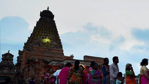 தமிழ்நாட்டில் உள்ள மிகவும் முக்கியமான சிவ ஸ்தலமாக தஞ்சை பெரிய கோயில் விளங்குகிறது. பெரிய கோபுரம், பெரிய லிங்கம், பெரிய நந்தி என மிகவும் பிரம்மாண்டமாக காணப்படும் இக்கோவில் இராஜராஜ சோழனால் கட்டப்பட்டது.