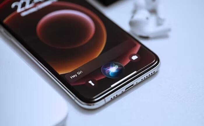 Screen Brightness: ઓછા પ્રકાશવાળી સ્ક્રીન કરતાં શાઇનિંગ સ્ક્રીન આઇફોનની બેટરીને વધુ ઝડપથી ખતમ કરી નાંખે છે. તમે કંટ્રોલ સેન્ટરમાંથી ફોનની સ્ક્રીનની બ્રાઇટનેસ ઘટાડી શકો છો. તમારી સ્ક્રીનની ઉપર જમણી બાજુએથી નીચે સ્વાઇપ કરો અને બ્રાઇટનેસ સ્લાઇડરને નીચે ખેંચો.