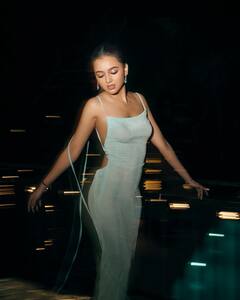 Tejasswi prakash: બેકલેસ ડ્રેસમાં તેજસ્વી પ્રકાશે હોટ ફિગર ફ્લોન્ટ કર્યું, જુઓ તસવીરો