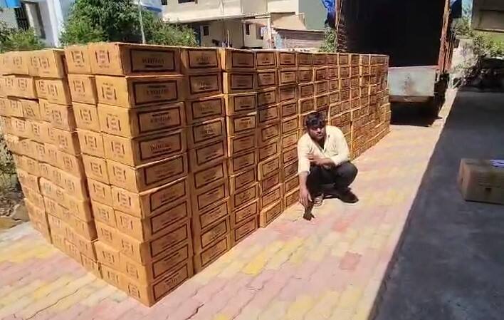 State monitoring team seized liquor worth 50.40 lakhs from Navsari  Navsari: સ્ટેટ મોનીટરીંગ ટીમનો સપાટો, હાઇવે પરથી 50.40 લાખનો દારૂ ઝડપી પાડ્યો 