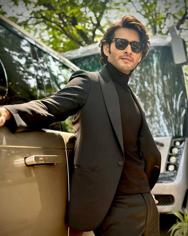 అంటే ఈ లుక్స్‌ వాటికి సంబంధించినవేనా? అని ఆలోచనలో పడుతున్నారు. ఏదేమైన మహేష్‌ ఈ మేకోవర్‌ చూసి ఘట్టమనేని ఫ్యాన్స్‌ మాత్రం తెగ సంబరపడుతున్నారు.