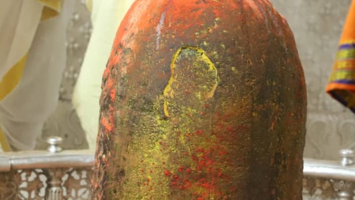 भगवान महाकाल के दरबार में महाशिवरात्रि पर्व के अगले दिन दोपहर में भस्म आरती होती है. इसे लेकर अलग-अलग मान्यताएं भी हैं, मगर दोपहर में होने वाली भस्म आरती के पीछे एक धार्मिक वजह भी है. शनिवार को महाकालेश्वर मंदिर में सुबह भस्म आरती के स्थान पर मंगला आरती हुई, जिसके दर्शन अद्भुत होते हैं.